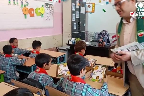 حال خوش کتابخوانی با هدیه کتاب به دانش‌آموزان