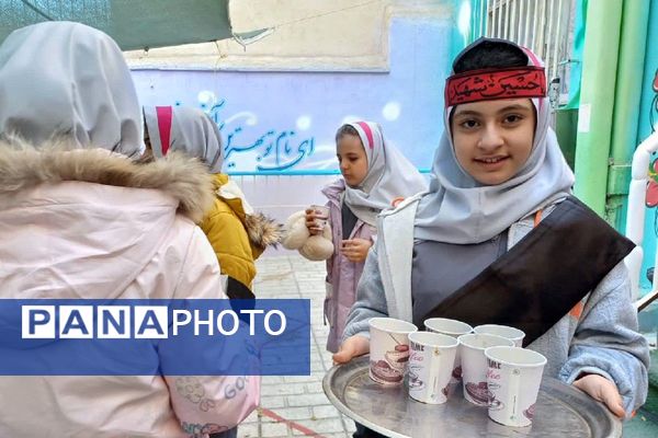 ایستگاه صلواتی در دبستان سارا، میزبان دل‌های کوچک در سوگ حضرت فاطمه(س) بود