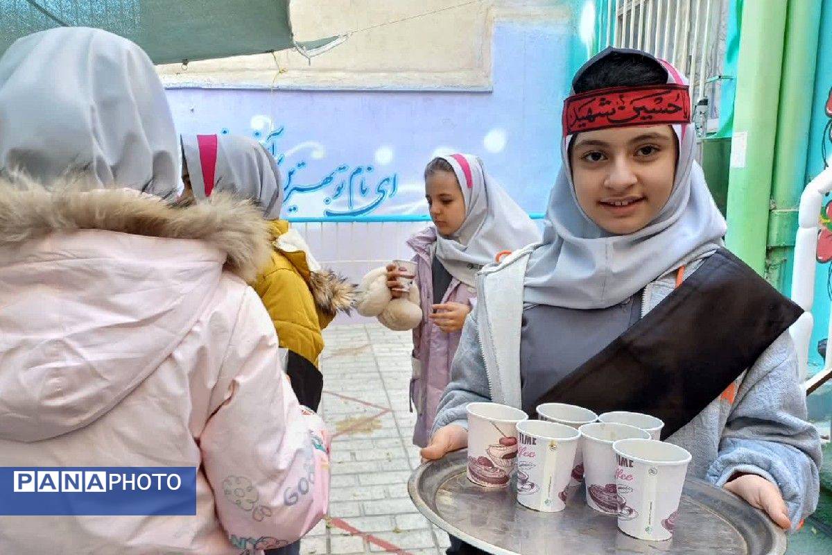 ایستگاه صلواتی در دبستان سارا، میزبان دل‌های کوچک در سوگ حضرت فاطمه(س) بود