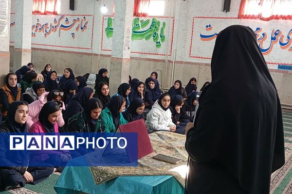 نشست کتابخوان مدرسه‌ای در دبیرستان دخترانه جوادالائمه بهارستان‌دو