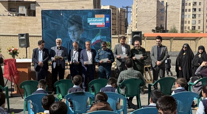 گرامیداشت هفته پدافند غیرعامل در دبستان برادران طالبی شهرستان محلات 