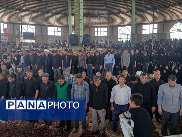 نماز جماعت در حسینه روستا اردمه در ظهر اربعین