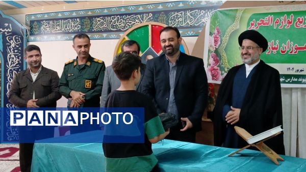 رزمایش اهدا لوازم التحریر به دانش‌آموزان نیازمند در محمودآباد