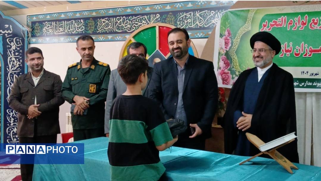 رزمایش اهدا لوازم التحریر به دانشآموزان نیازمند در محمودآباد
