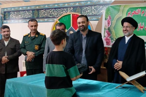 رزمایش اهدا لوازم التحریر به دانش‌آموزان نیازمند در محمودآباد