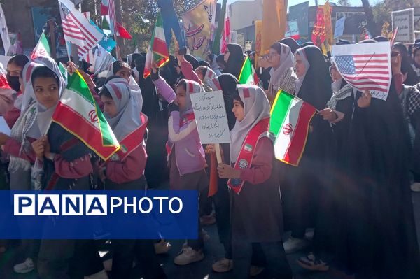 راهپیمایی 13 آبان با حضور حداکثری دانش آموزان در شهرستان نیشابور 