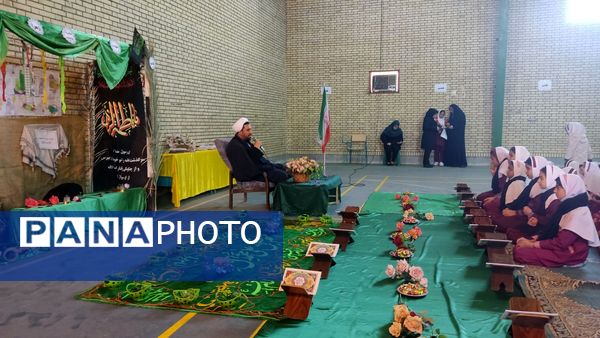 نور قرآن در ایام فاطمیه دبستان استقلال حاجی‌آباد را روشن کرد