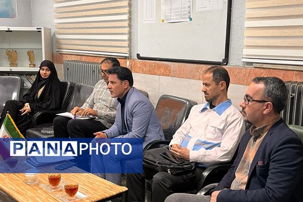 جلسه هماهنگی مانور زلزله در مدرسه شایستگان شهرستان قدس