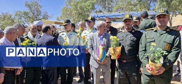 غبارروبی مزار شهدا به‌مناسبت هفته دفاع مقدس در نورآباد 