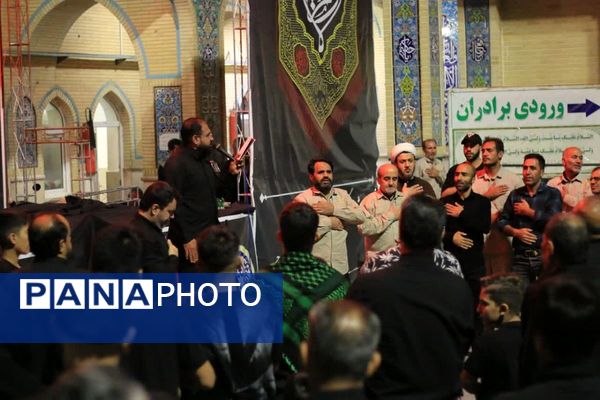 شب نهم محرم در حریم بی‌بی سکینه(س)،میزبانی از دلدادگان ابا عبدالله الحسین (ع) با نماز جماعت، نوای عزا و سفره اطعام
