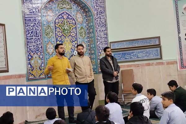 گفت‌وگوی آموزشی پس از اقامه نماز جماعت در دبیرستان شهید چمران