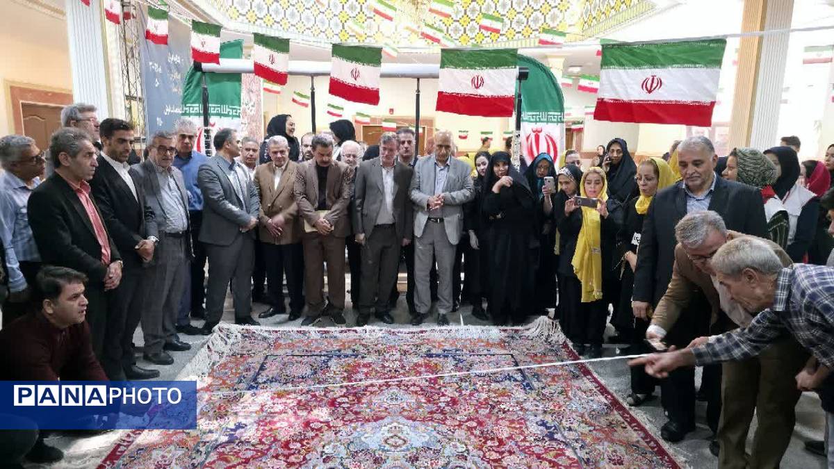 رونمایی از نخستین فرش صادراتی شهریار در اولین همایش بزرگ اندیشه