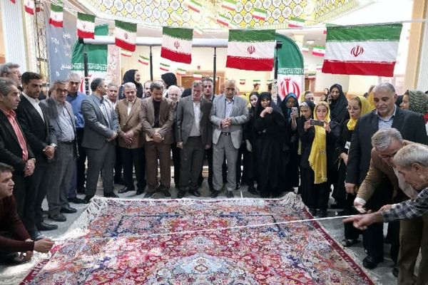 رونمایی از نخستین فرش صادراتی شهریار در اولین همایش بزرگ اندیشه