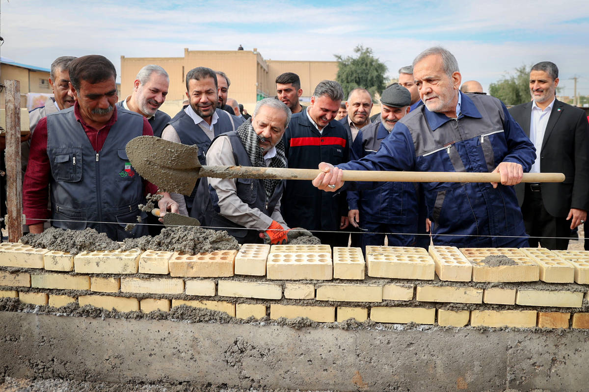 مشارکت پزشکیان در عملیات احداث یک مدرسه در یکی از مناطق محروم اهواز