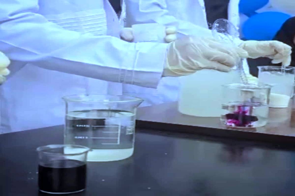 تقویت روحیه پژوهش در مدرسه؛ اجرای آزمایش‌های علمی، هیجان را به کلاس‌های شهید ضرغام قاسمی آورد