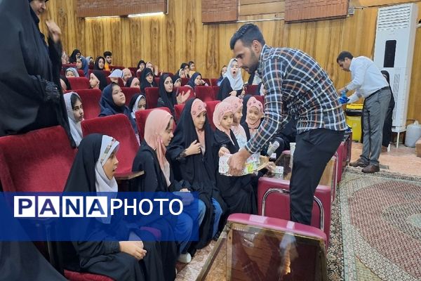 تجلیل از برگزیدگان مسابقات قرآن و عترت و فرهنگی هنری ناحیه 2 مشهد