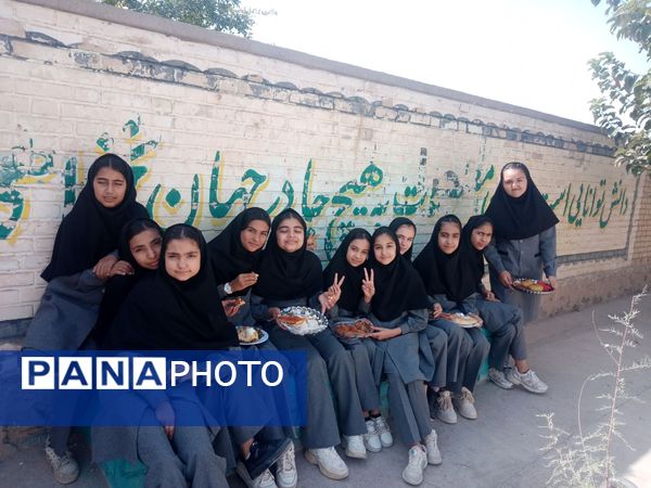 جشنواره غذای سالم در مدرسه حاج مهدی روحانی