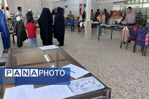 برگزاری نمایشگاه لباس فرم دانش‌آموزی در شهرستان باخرز 