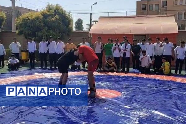 هیجان ورزشی با مسابقات کشتی و طناب‌کشی در دبیرستان حکیم ابوالقاسم فردوسی