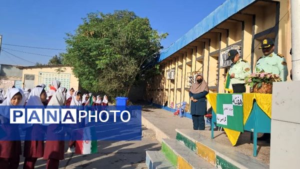 دیدار صمیمانه مأموران نیروی انتظامی با دانش‌آموزان دبستان استقلال 