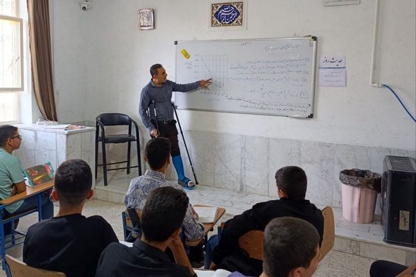 آسیب دیدگی و گچ گرفتگی پا موجب تعطیلی کلاس درس معلم ارسنجانی استان فارس نشد