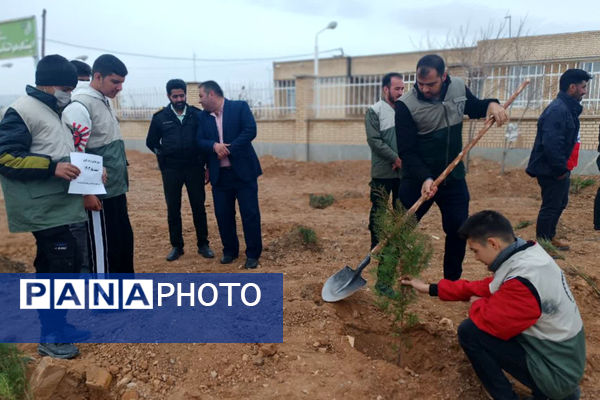 کاشت نهال در  شهر ایزدخواست به‌مناسبت هفته درختکاری