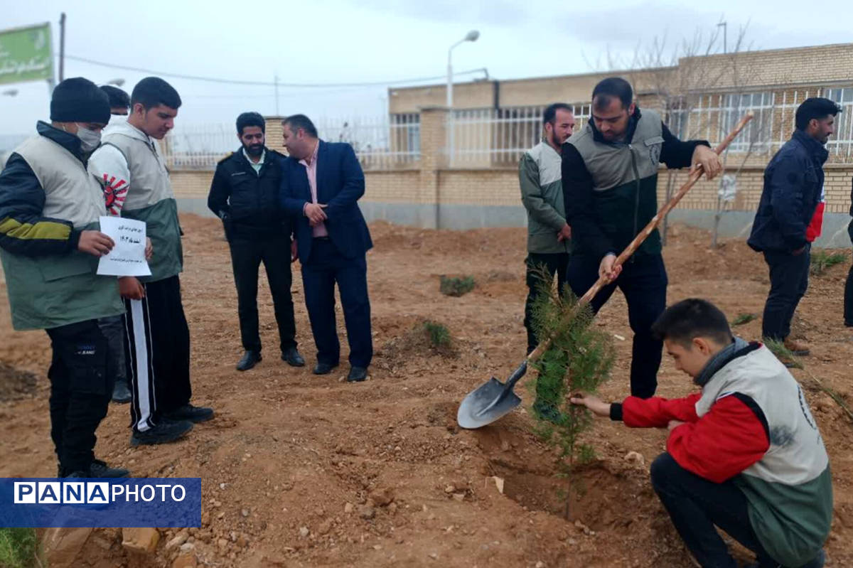 کاشت نهال در  شهر ایزدخواست به‌مناسبت هفته درختکاری