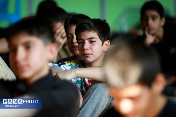 اعتکاف دانش‌آموزی در مسجد قمربنی هاشم (ع)