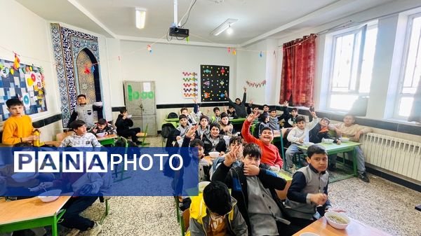 مراسم جشن انقلاب و تقدیر از دانش‌آموزان مقام‌آور مدرسه معلم