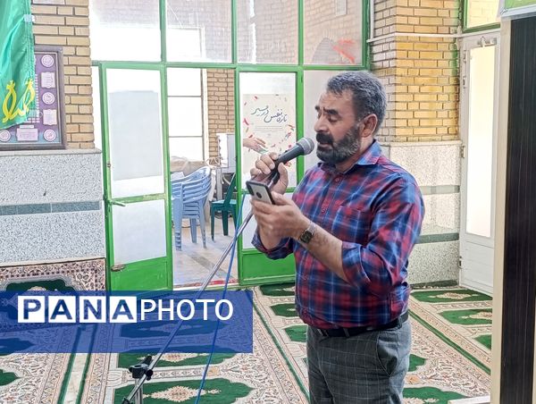 اهدای هدایای متبرک به نمازگزاران سفیددشت