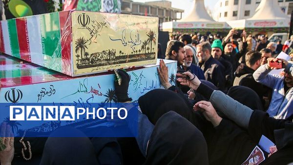 بدرقه پیکر مطهر ۱۳ شهید گمنام در اجتماع عظیم فاطمیون مشهد