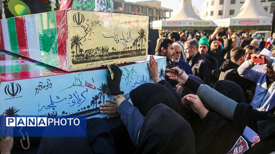 بدرقه پیکر مطهر ۱۳ شهید گمنام در اجتماع عظیم فاطمیون مشهد