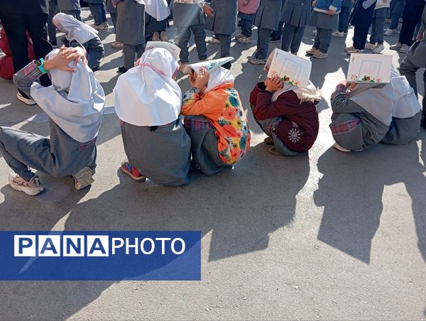 برگزاری مانور زلزله در دبستان دخترانه نرجس یک 