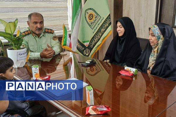تقدیر دانش‌آموزان مدارس منطقه کهریزک از فرماندهان انتظامی کلانتری ۱۷۰ کهریزک و ۱۷۵ باقرشهر 