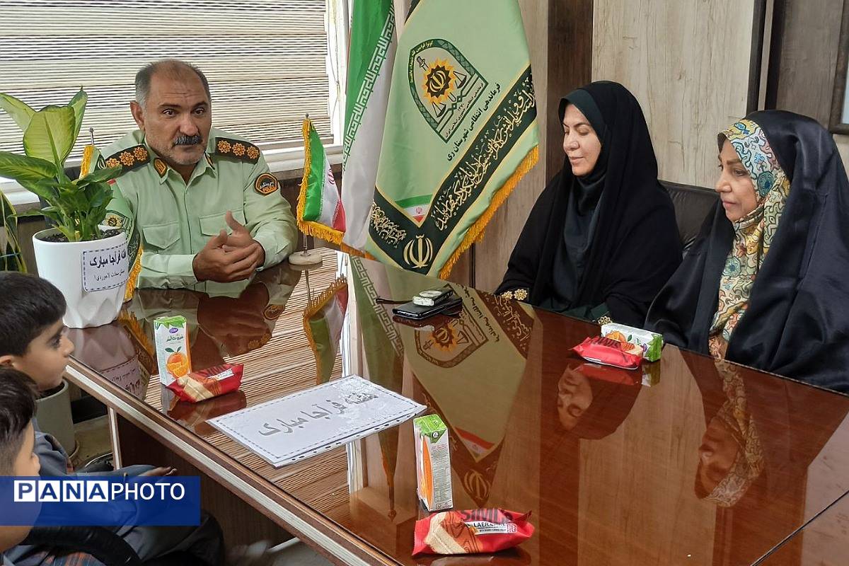 تقدیر دانشآموزان مدارس منطقه کهریزک از فرماندهان انتظامی کلانتری ۱۷۰ کهریزک و ۱۷۵ باقرشهر