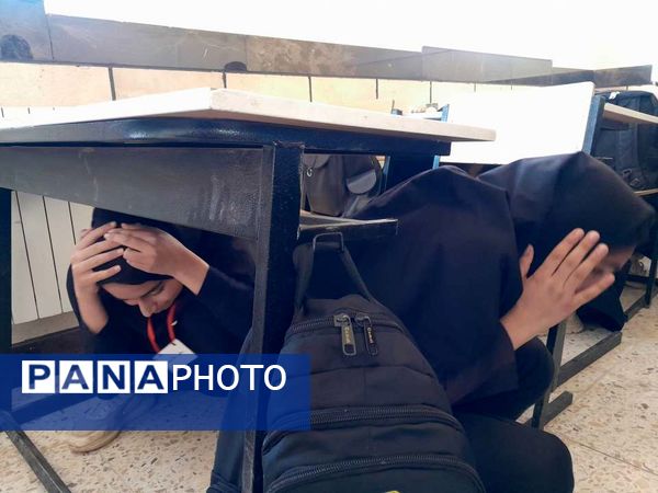 مانور زلزله در دبیرستان مادرمهربان خلیل آباد
