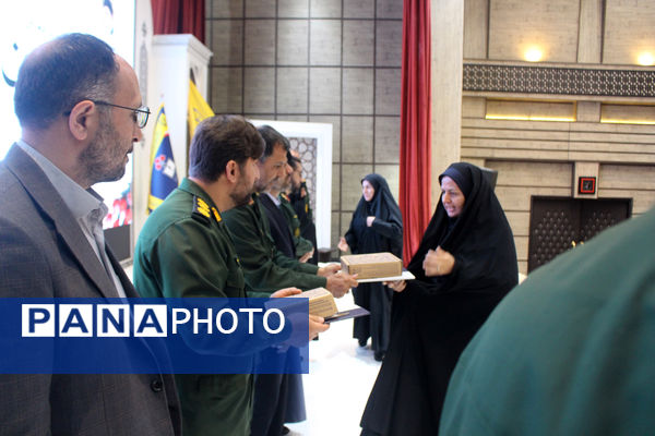 همایش تقدیر از فعالان اردوهای راهیان نور دانش‌آموزی در قم