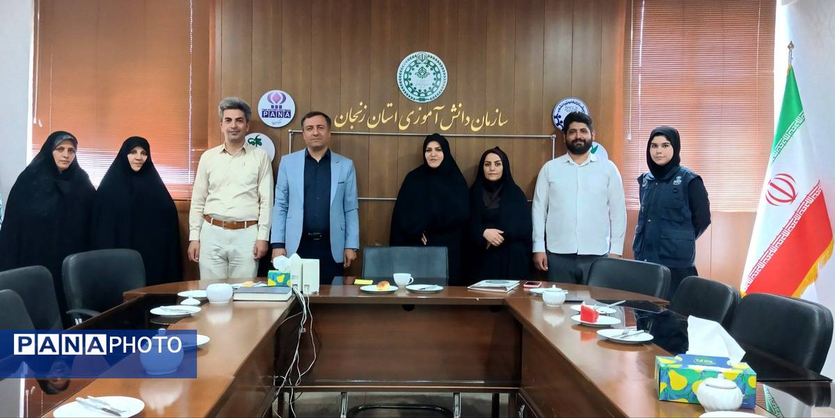 بازدید مدیر آموزش و پرورش ناحیه یک زنجان و تجلیل از فعالان خبرگزاری پانا در استان
