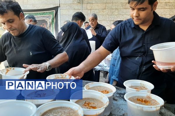 توزیع ۲۰ دیگ شله به عنوان نذر توسط خادم حرم مطهر رضوی و خیر بزرگ شهر مشهد مقدس