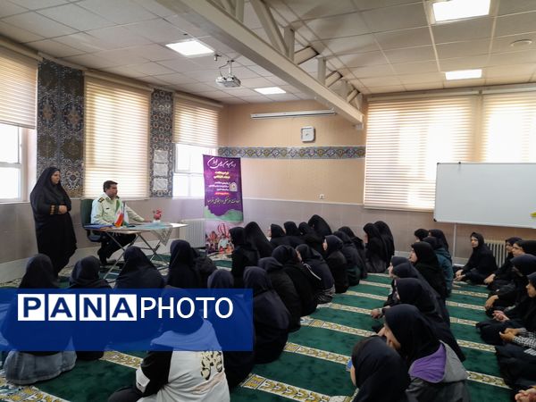 حضور فرماندهی نیروی انتظامی ناحیه ۳ مشهد در مدرسه شاهد ارض اقدس 