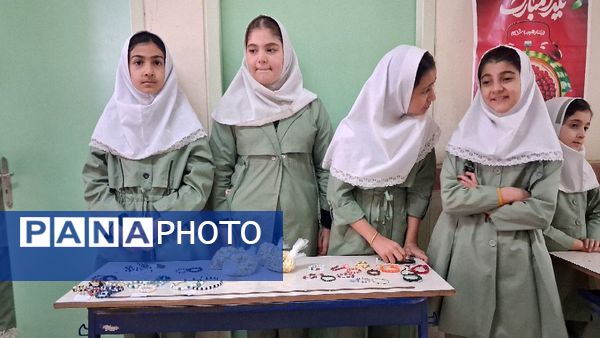 بازارچه مادر دختری با دست‌سازه‌های دانش‌آموزی 