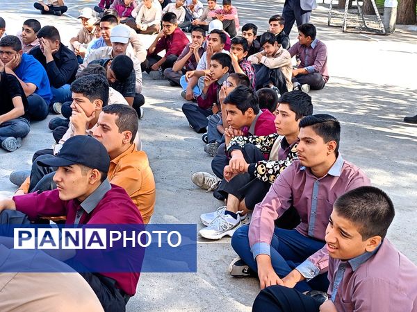 روایتی از دفاع مقدس در دل دبیرستان میثاق کاشمر