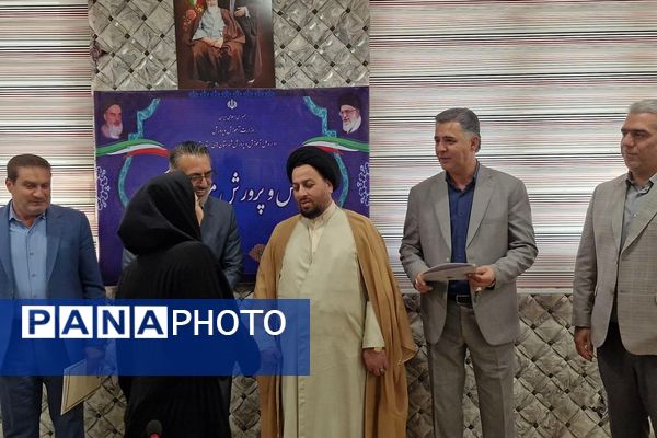 تقدیر از دانش‌آموز نخبه پژوهش‌سرای کاوش در شورای آموزش و پرورش کهریزک