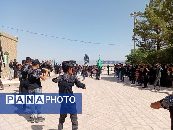 عزاداری هیئت زنجیر زنی روستای نقاب در روز اربعین