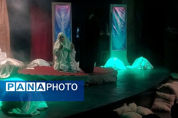 «روایت زمان»؛ هنرنمایی تئاتری در ستایش شهدا روی صحنه فرهنگسرای رازی ورامین