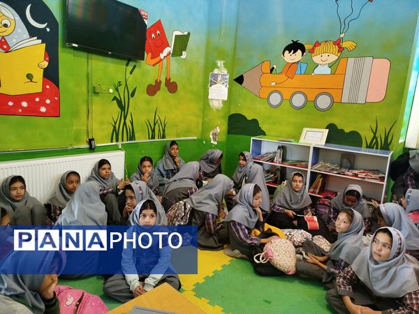 بازدید دانش‌آموزان دبستان ثنایی نوخندان از کتابخانه میرنیا 