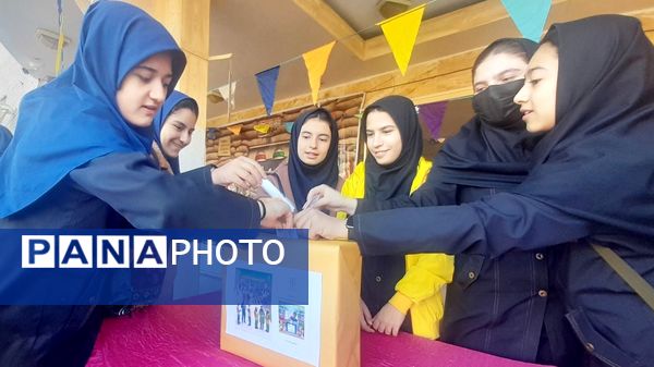 رأی‌گیری انجمن ورزشی در دبیرستان حضرت معصومه(س) ناحیه ۴ کرج 