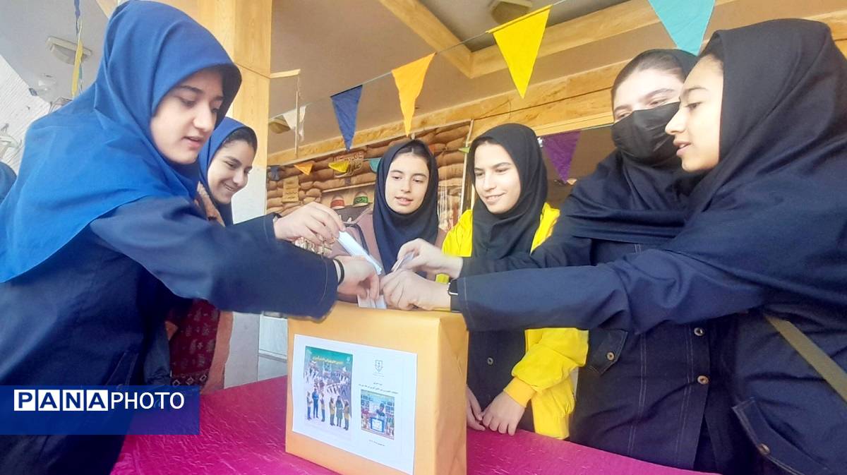 رأیگیری انجمن ورزشی در دبیرستان حضرت معصومه(س) ناحیه ۴ کرج