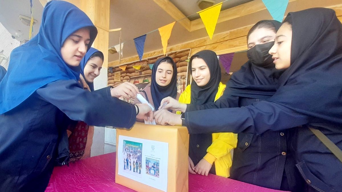 رأی‌گیری انجمن ورزشی در دبیرستان حضرت معصومه(س) ناحیه ۴ کرج 