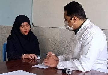 معاینات پزشکی دانش آموزان  دبیرستان مهر نیشابور 